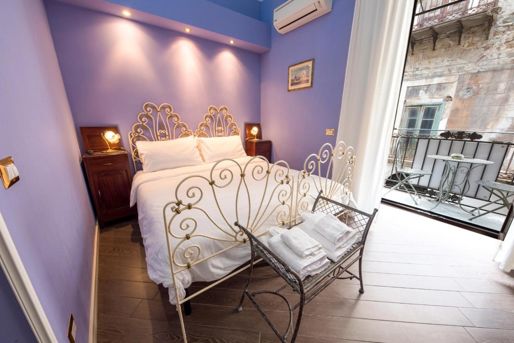 The Palace B&B And Apartments Santo Stefano di Camastra Rum bild