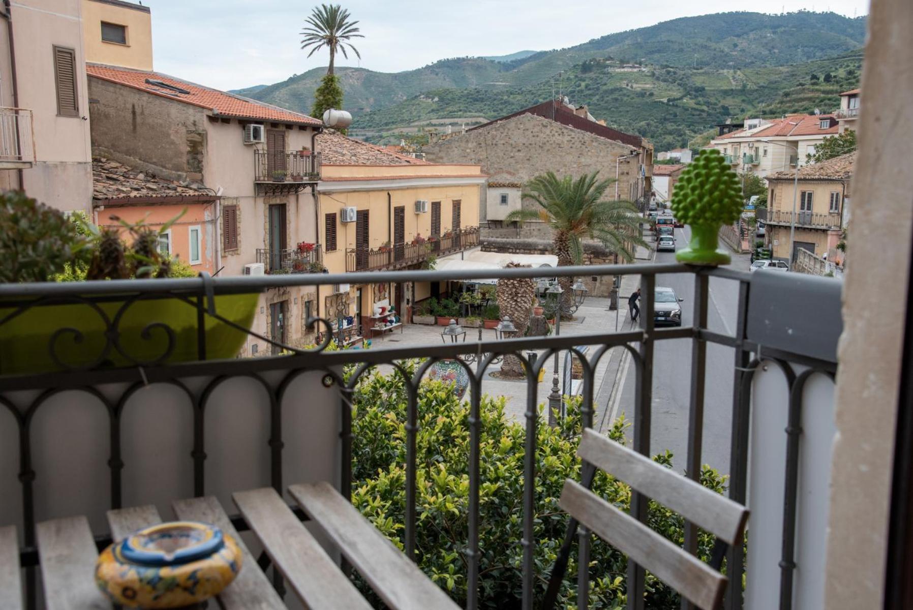 The Palace B&B And Apartments Santo Stefano di Camastra Exteriör bild