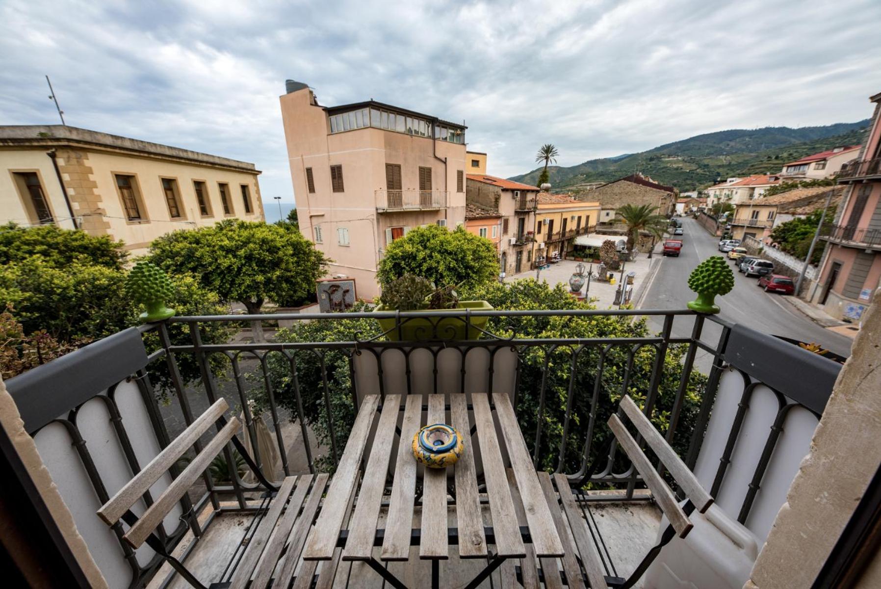 The Palace B&B And Apartments Santo Stefano di Camastra Exteriör bild